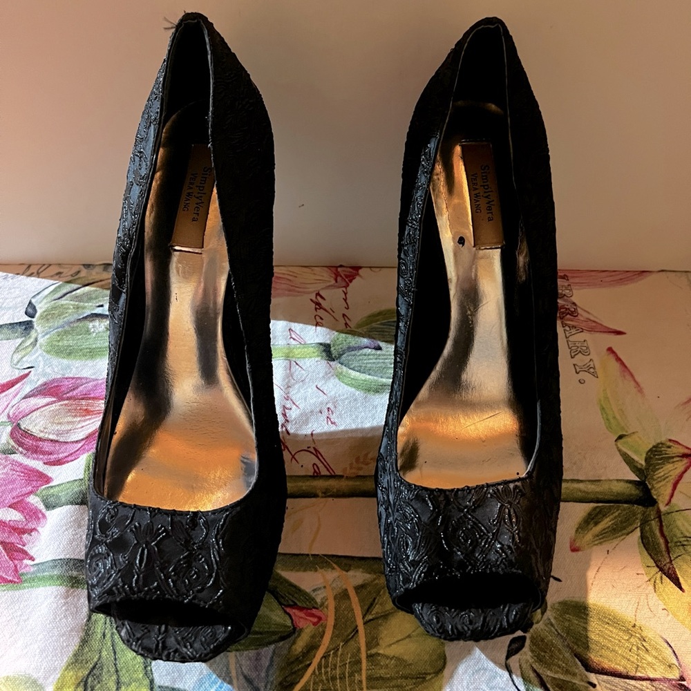 Vera Wang embroidered pumps